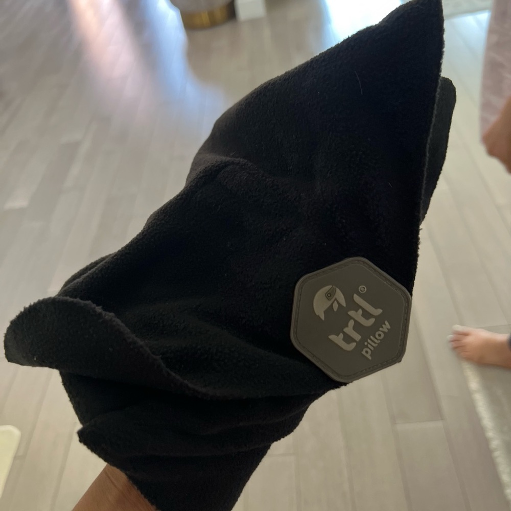 Trtl neck Pillow Black